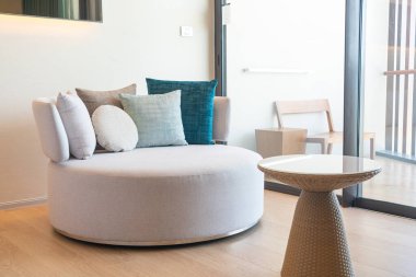 Kanepede güzel, rahat yastıklar.