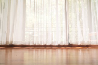 arkaplan için boş beyaz perde ve güneş ışığı