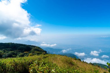 Tayland, Chiang Mai 'deki Kew Mae Pan Doğa Yolu' nda bulutlu ve mavi gökyüzü olan güzel bir dağ tabakası.