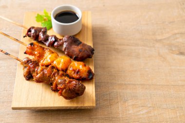 Japon tavuk ızgarası ya da yakitori Japon yemeği tarzında servis edilir.