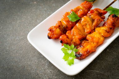 Baharatlı ve otlu ızgara tavuk şişi.