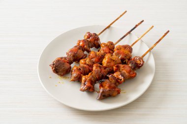 Izakaya usulü ızgara tavuk şiş yakitori servis edilir. Asya usulü.