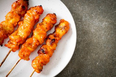 Izakaya usulü ızgara tavuk şiş yakitori servis edilir. Asya usulü.