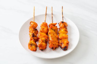 Izakaya usulü ızgara tavuk şiş yakitori servis edilir. Asya usulü.