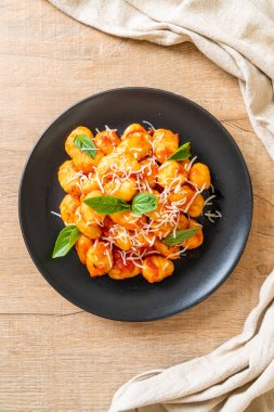 Peynirli domates soslu gnocchi - İtalyan yemeği tarzı.