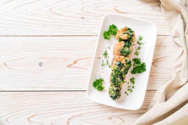 Ispanak ve peynirle doldurulmuş tavuk göğsü