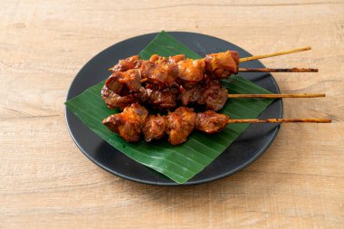 Izgara tavuk şişi, Asya sokak yemeği tarzı.