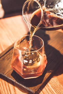 Kafe ve restoranda buzlu ve bardaklı soğuk kahve kavanozu.