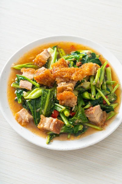 シャキッとした豚肉と炒めケール野菜 アジア料理スタイル — ストック写真