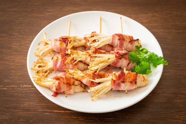 Spek Omwikkeld Met Gouden Naalden Paddenstoelspiesjes — Stockfoto