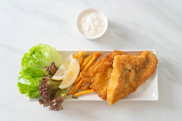 balık ve patates kızartması - kızarmış balık fileto patates cipsi ve limonlu beyaz tabak