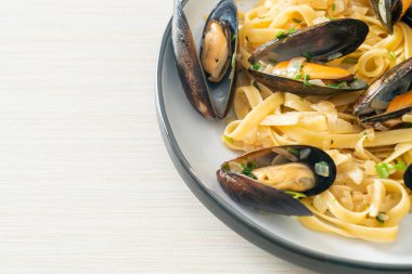 Linguine spagetti makarna vongole beyaz şarap sosu İtalyan deniz ürünleri makarna ve midye