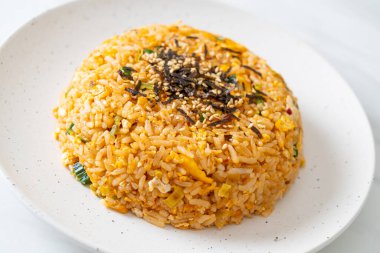 Kore usulü yumurta ile kızartılmış pirinç. Asya usulü.