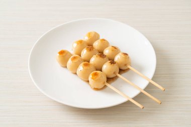 Mitarashi dango. Japon usulü soya soslu hamur tatlısı.
