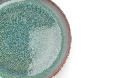 boş güzel ve klasik seramik plaka beyaz arkaplanda izole