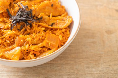 Kore usulü domuz dilimlenmiş kimchi pilavı.