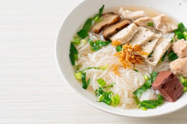 Vietnam Pirinç Erişte Çorbası ve Vietnam Sosisi sebze ve çıtır soğan sundu. Asya usulü.