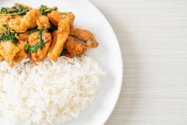 Tayland usulü fesleğenli ve biberli kızarmış balık.