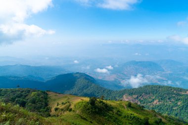 Tayland, Chiang Mai 'deki Kew Mae Pan Doğa Yolu' nda bulutlu ve mavi gökyüzü olan güzel bir dağ tabakası.