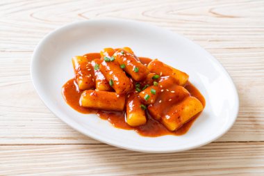 Baharatlı soslu Kore pirinç keki çubuğu (Tteokbokki) - Kore yemeği tarzı