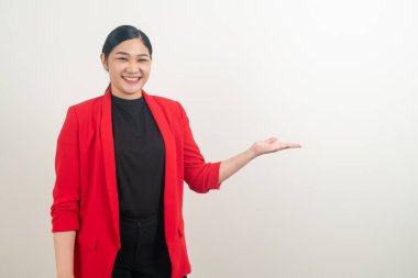 Beyaz arka planda eli olan Asyalı kadın.