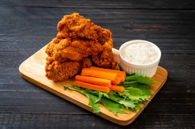 Sebzeli kızarmış tavuk kanadı.