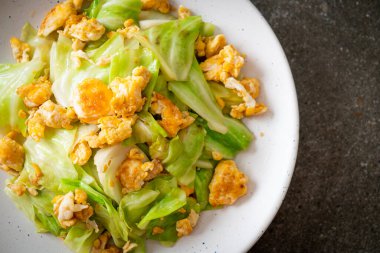 Ev yapımı kızarmış lahana ve tabakta yumurta.