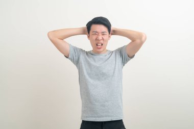 Stresli yüzlü genç Asyalı adam ya da beyaz arka plan üzerinde sıkı çalışan