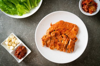 Kore usulü salamura edilmiş domuz eti sosu. Sebze ve kimchi ile birlikte. Kore usulü.