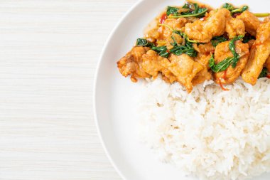 Tayland usulü fesleğenli ve biberli kızarmış balık.