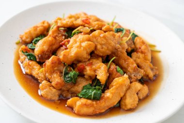 Tayland usulü fesleğen ve biberli kızarmış balık. Asya usulü.