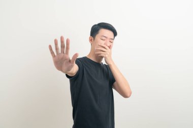 Beyaz arka planda dur işareti olan genç Asyalı portresi