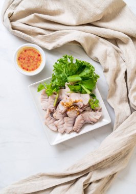 Soslu ve sebzeli haşlanmış balık sosu.