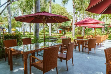 Boş teras masası ve şemsiyeli sandalye.