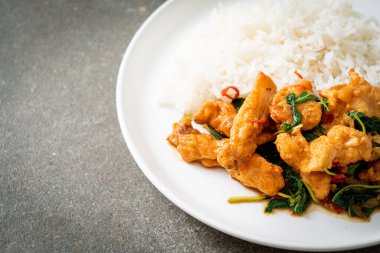 Tayland usulü fesleğenli ve biberli kızarmış balık.