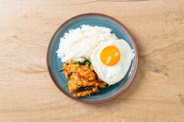 Kızarmış balık, fesleğenli ve sahanda yumurta, Asya usulü.