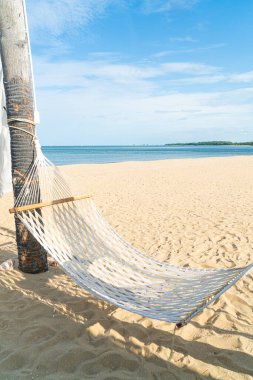 Deniz sahili geçmişi olan boş bir beşik.