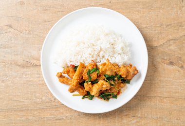 Tayland usulü fesleğenli ve biberli kızarmış balık.