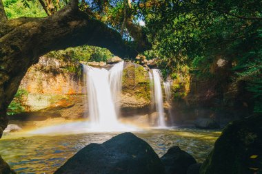 Tayland 'daki Khao Yai Ulusal Parkı' nda Güzel Saç Suwat Şelalesi