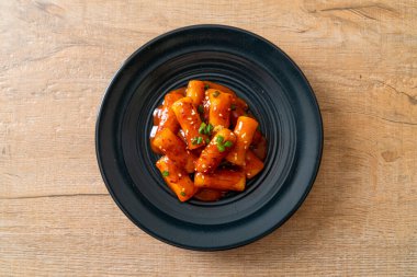 Baharatlı soslu Kore pirinç keki çubuğu (Tteokbokki) - Kore yemeği tarzı