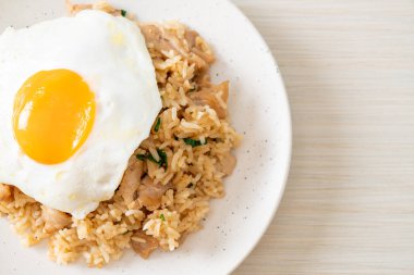 Japon usulü kızarmış pilav ve kızarmış yumurta. Asya usulü.