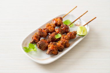 Izgara tavuk şişi. Tabakta baharat ve şifalı otlar var.