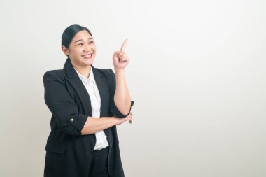 Beyaz arka planlı Asyalı kadın portresi