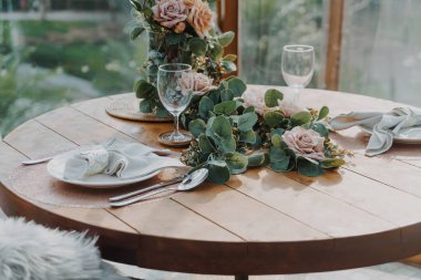 Tabak kapağı ve peçete süslemesi güzel bir yemek masasında.