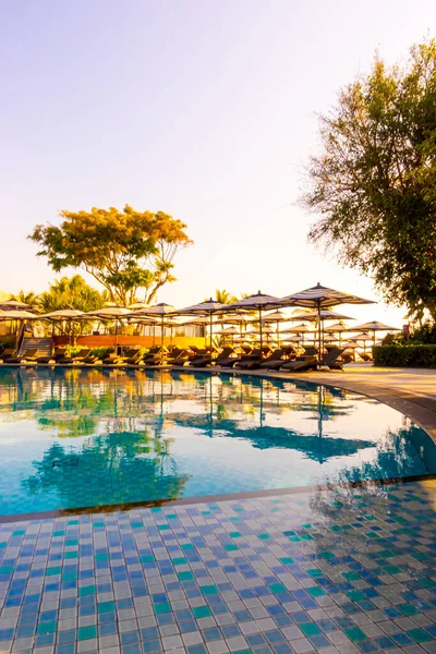 Beautiful Luxury Umbrella Chair Outdoor Swimming Pool Hotel Resort Blue — Stock Photo, Image