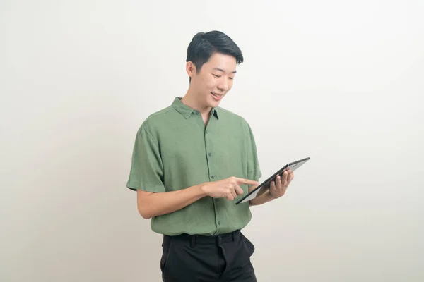 Retrato Joven Asiático Hombre Usando Tableta Sobre Fondo Blanco — Foto de Stock