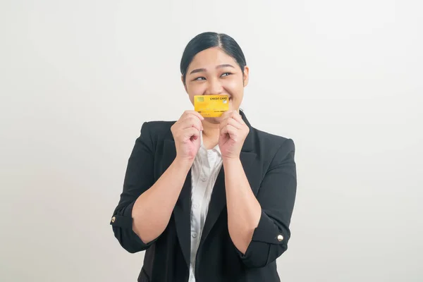 Portret Aziatische Vrouw Holding Credit Card Met Witte Achtergrond — Stockfoto