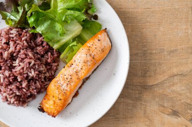 ızgara somon fileto bifteği pirinç böğürtlenli ve sebzeli - sağlıklı yemek tarzı