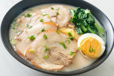 Domuz etli ve yumurtalı erişte çorbası ya da Tonkotsu eriştesi Japon yemeği tarzı.