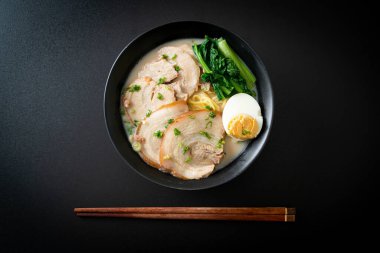 Domuz etli ve yumurtalı erişte çorbası ya da Tonkotsu eriştesi Japon yemeği tarzı.